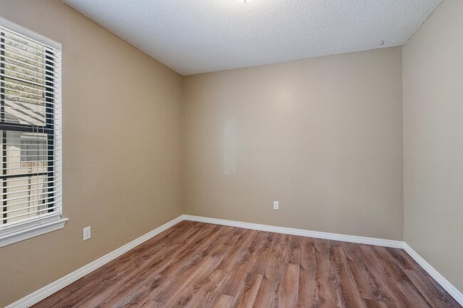 Building Photo - 206 Esmond Ct