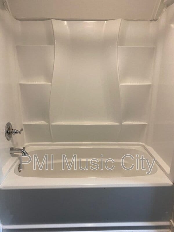 Building Photo - 215 Robinwood Ave