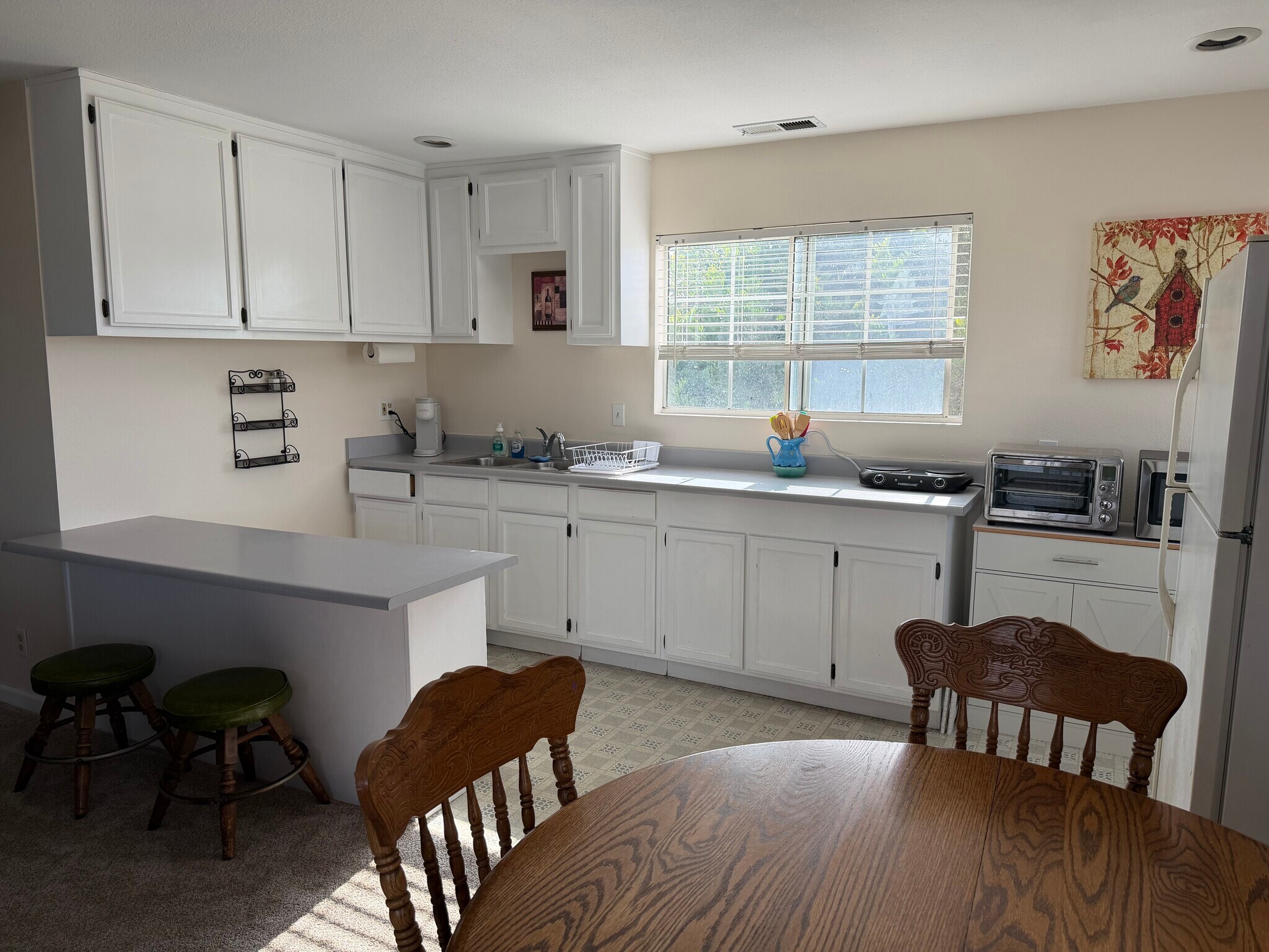 Kitchenette with breakfast bar - 14902 Eastwood Ave