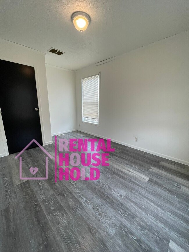 Building Photo - Completely Redone 3 Bed 1.5 Bath Rental!