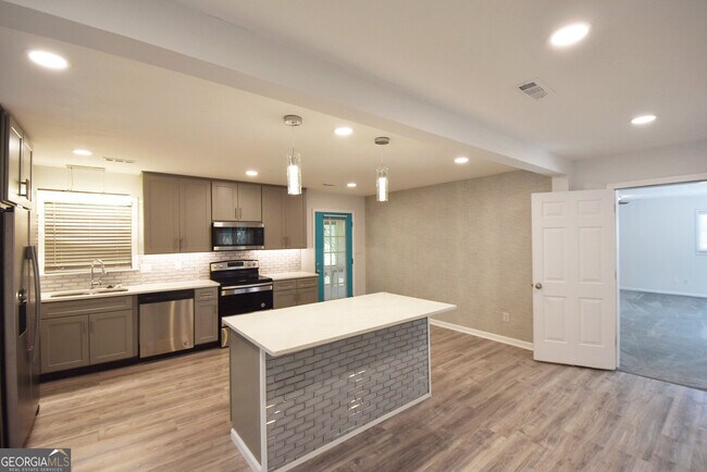 Building Photo - 98 Woodvalley Dr