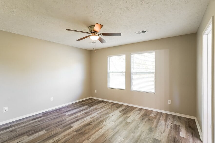 Building Photo - 2761 Sutherland Dr