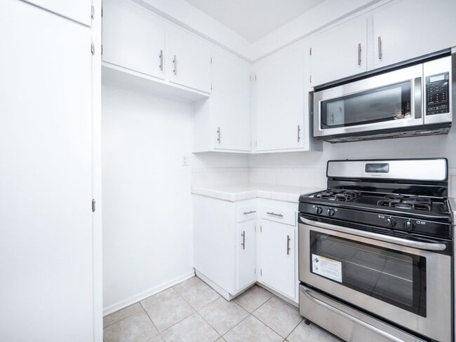 Building Photo - Modern 1-Bedroom Apartment in Prime Sherman Oaks