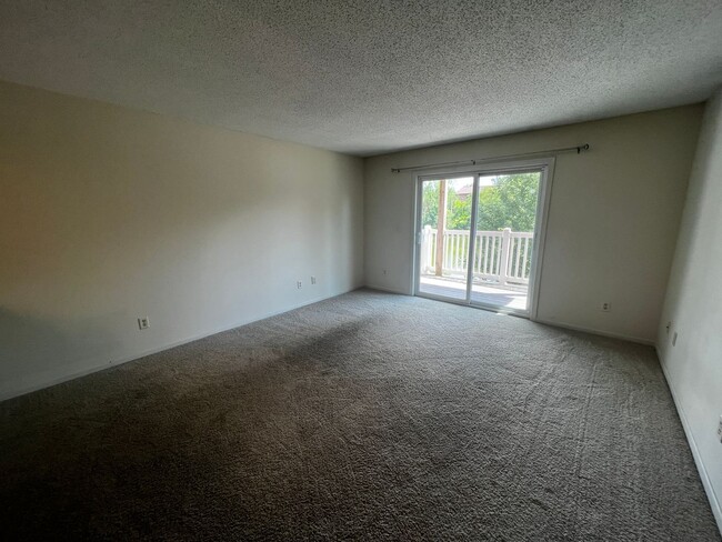 Building Photo - Beautiful 2BR 2 full bath condo in secured...