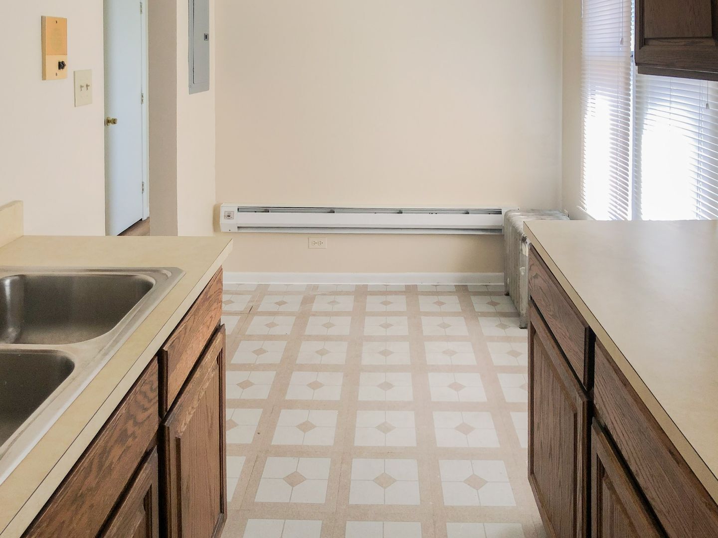 Building Photo - 627 W Melrose St