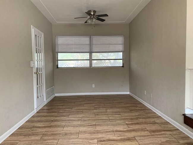 Building Photo - 4 Bedroom 2 Bath Spacious Home