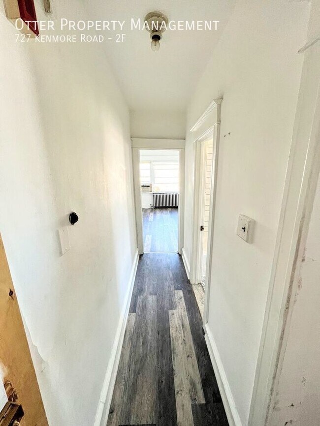 Building Photo - 727 Kenmore Rd