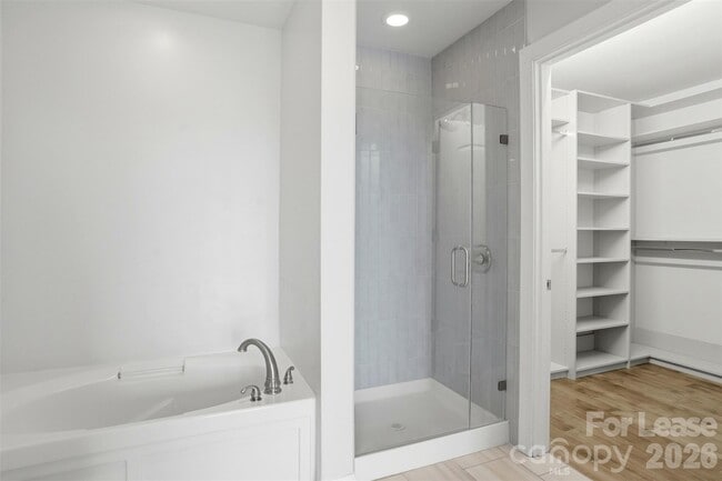 Building Photo - 701 Royal Ct