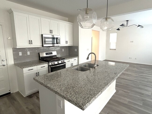 Building Photo - POWELL WAY UNIT 104 CORONA 92883  (3 BED / 2.5 BATH)