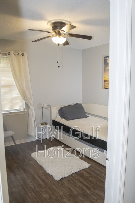 Building Photo - 738 Carondelay Dr