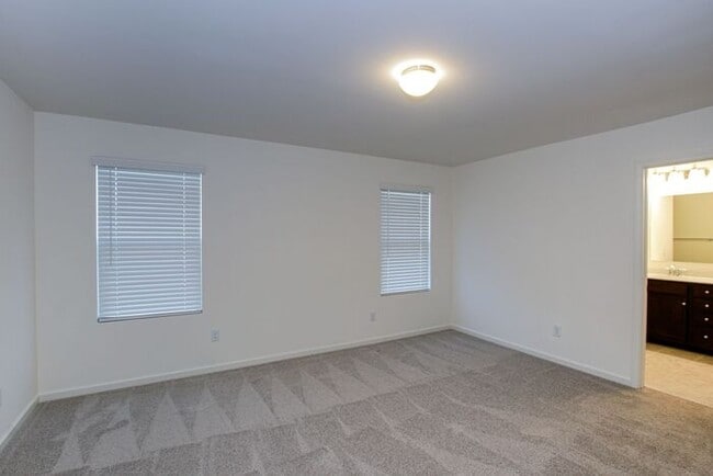 Building Photo - BEAUTIFUL 3BD/2.5BTH Townhome - Belmont - JULY MOVE IN