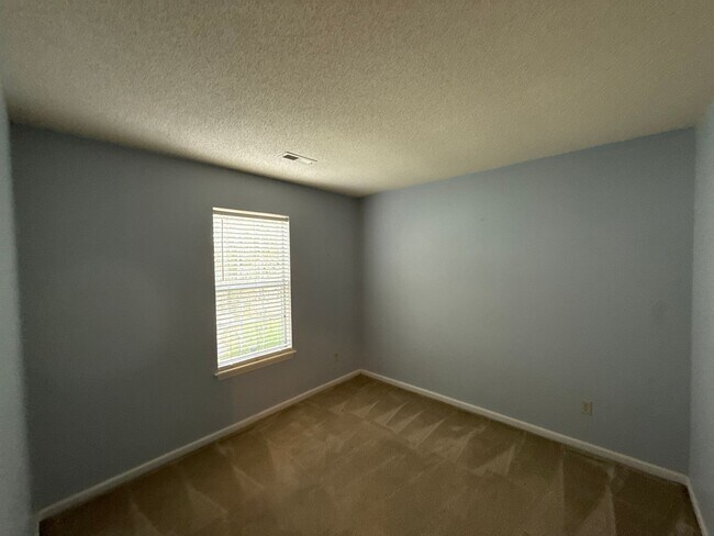 Building Photo - 3-Bedroom Home close to University!