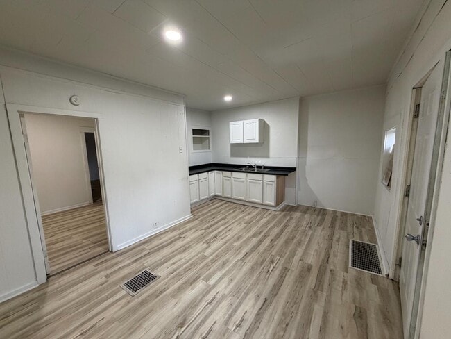 Building Photo - 2900 S 13th St