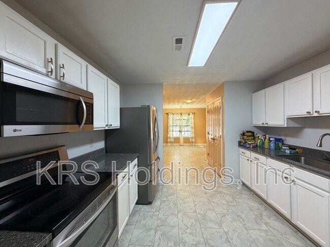 Building Photo - 1129 Hampton Ave