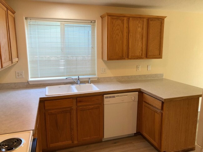 Building Photo - Beautiful 3 bedroom 2 bathroom house in a ...