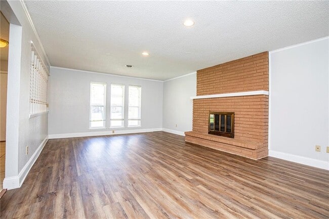 Building Photo - 2726 W Highland Cir