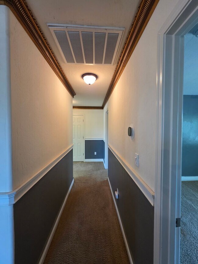 Building Photo - 4 bedroom 3 bathroom in SE Visalia!