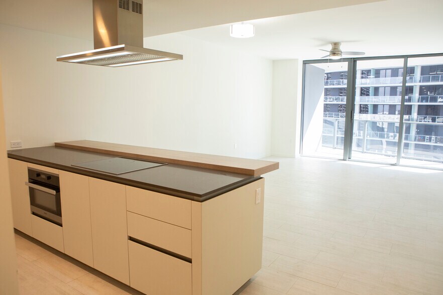 Building Photo - 1000 Brickell Plz