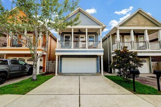 Building Photo - 3-Bed Houston Heights Gem with Private Tur...