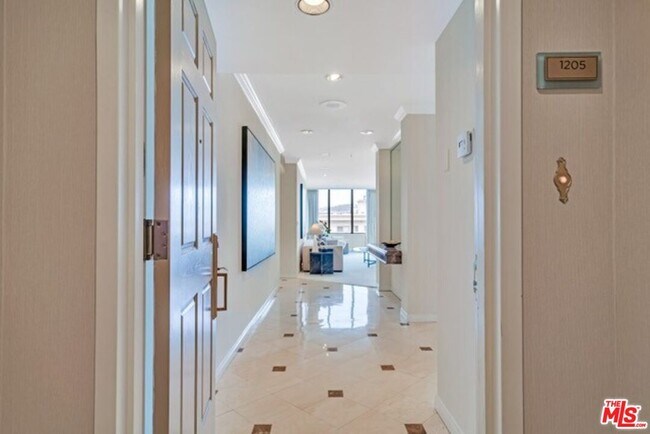 Building Photo - 10724 Wilshire Blvd