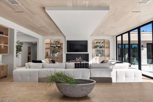 Building Photo - 2401 Driftwood Dr