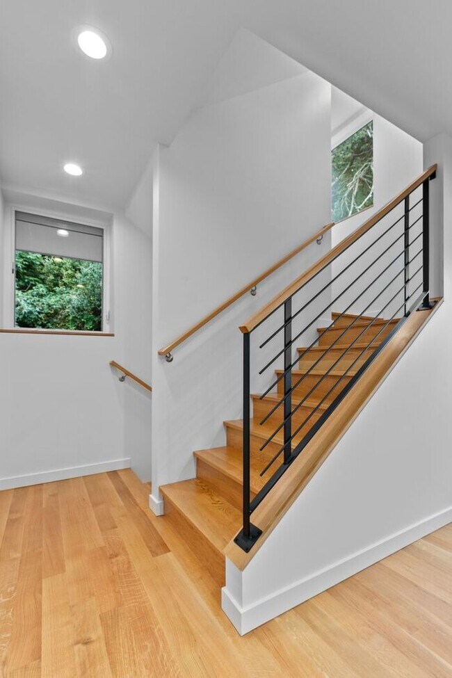 Building Photo - Sweet Ultra-Modern Air-Conditioned West Seattle Townhome w/ Parking