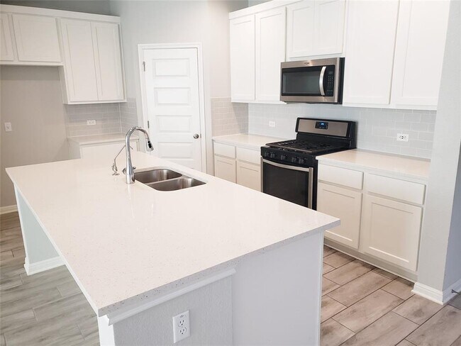 Building Photo - 124 Peruvian Ln