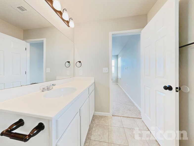 Building Photo - 184 Vestral Rd