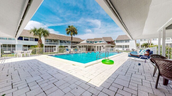 Building Photo - Unfurnished 2 Bedroom Townhome Near the Be...
