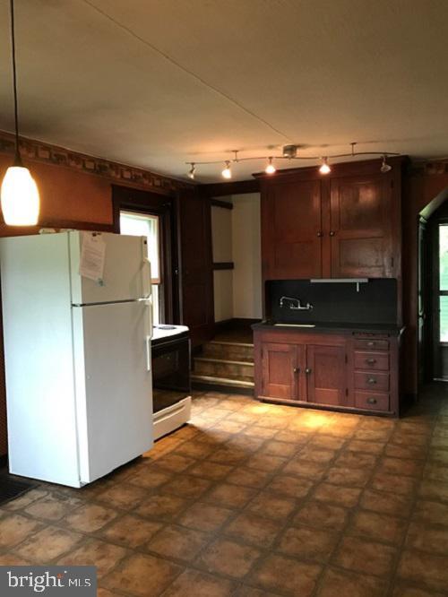 Building Photo - 132 E Maple Grove Rd