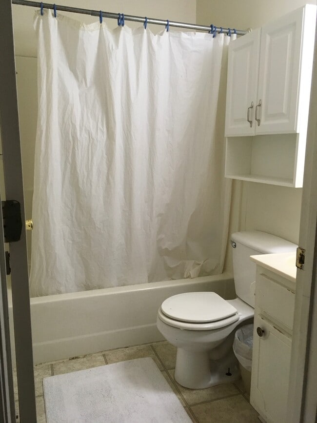 Building Photo - 270 Pine Dr