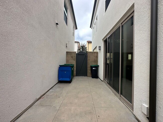Building Photo - 4 BEDROOM HOME FOR LEASING IN Irvine