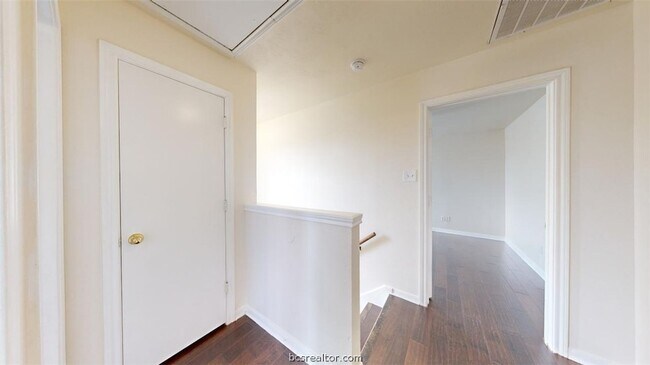 Building Photo - 915 Bougainvillea St