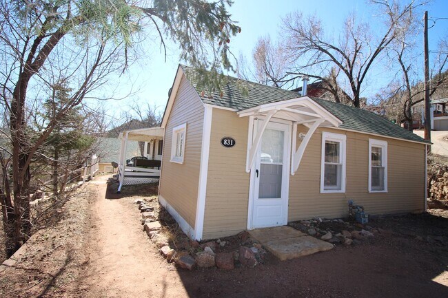 Building Photo - 831 Midland Ave