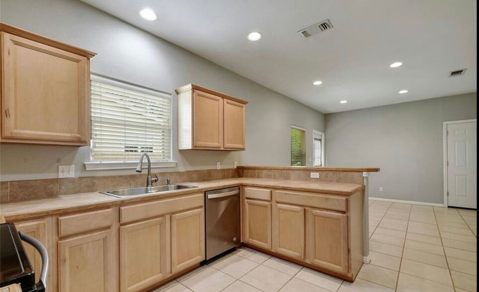 Building Photo - 622 Dartmouth Ave