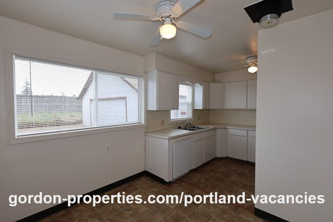 Building Photo - NE 94th Ave - Vintage Montavilla 2 bedroom house