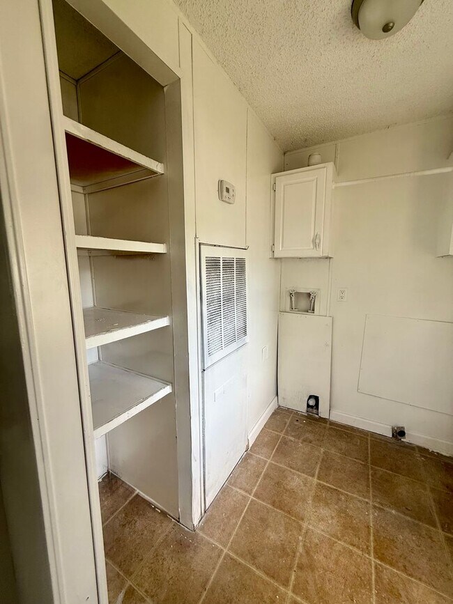 Building Photo - 3 Bed 2 Bath Mobile Home Under Renovations