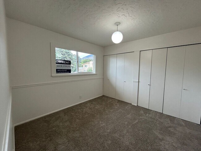 Building Photo - 4 Bedroom 3.5 Bathroom Townhome in Provo!