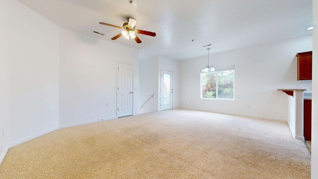 Building Photo - Pet Friendly 2 Bedroom Cedar Crossing Town...