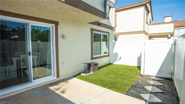 Building Photo - 1216 S Cypress Ave