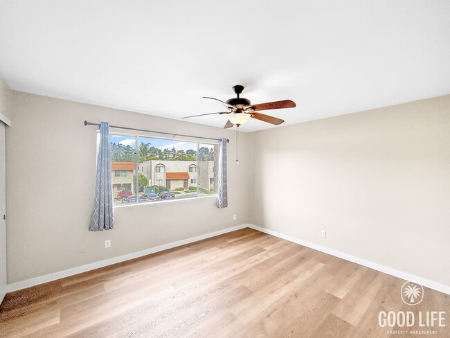 Building Photo - Beautiful 2BD/2BA w/ Reserved Parking and A/C in College Area!