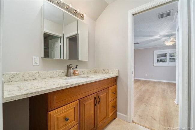 Building Photo - 7 Oakwood Dr