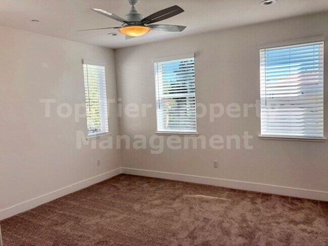 Building Photo - Beautiful tri-level 3 Bd/2.5 Ba, 2000 sf single-family house in Pleasant Hill available December ...