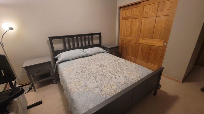 Building Photo - Spacious Townhome with Amazing Views