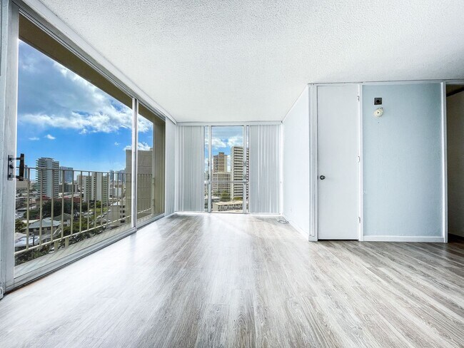 Building Photo - Centrally Located 2/1 with Parking!