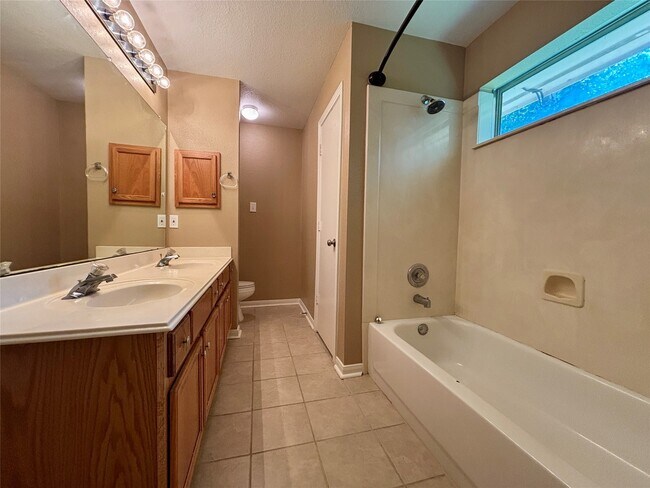 Building Photo - 3815 Maple Dr