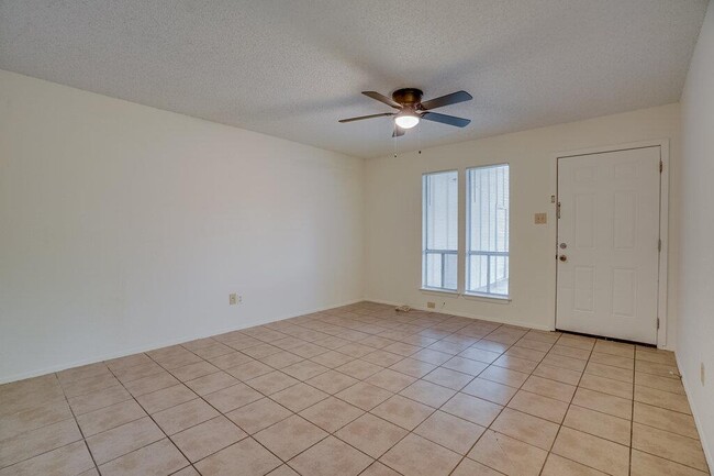 Building Photo - 10310 Little Pebble Dr