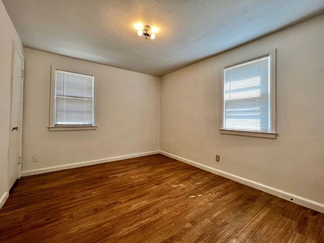 Building Photo - 2 Bed 1 Bath Available Now!