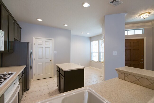 Building Photo - 7907 Glenn Cliff Dr