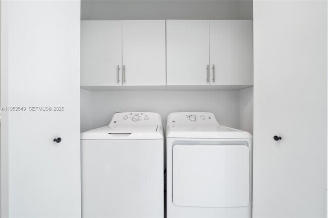 Building Photo - 480 NE 31st St